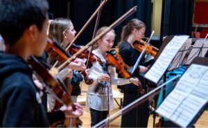 Unsere Angebote - Kinder spielen Violine