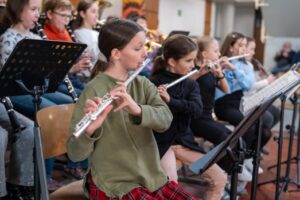 Unsere Angebote - Kinder spielen Violine